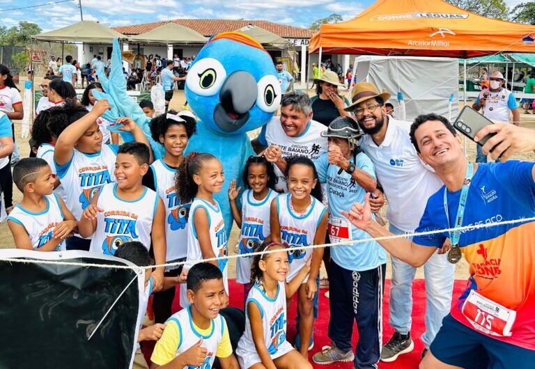 Crianças participando da Corrida da Tita, personagem infantil criada por Victor Flores. A corrida estava entre as atividades realizadas nas unidades de conservação da ararinha-azul, na comunidade Fazenda Melancia em 2023.